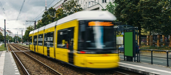 BSZ Technik : Straßenbahn der Dresdner Verkehrsbetriebe fährt in die Haltestelle ein.